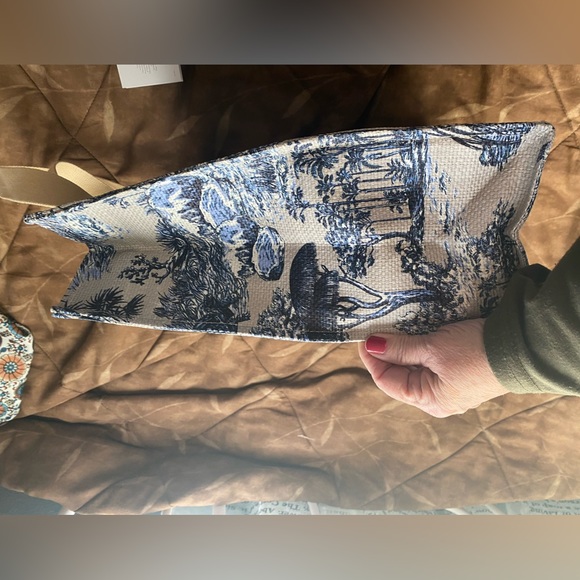 Limited Edition Dior “Around the World” tote book bag New (beauty dept) - Picture 9 of 12